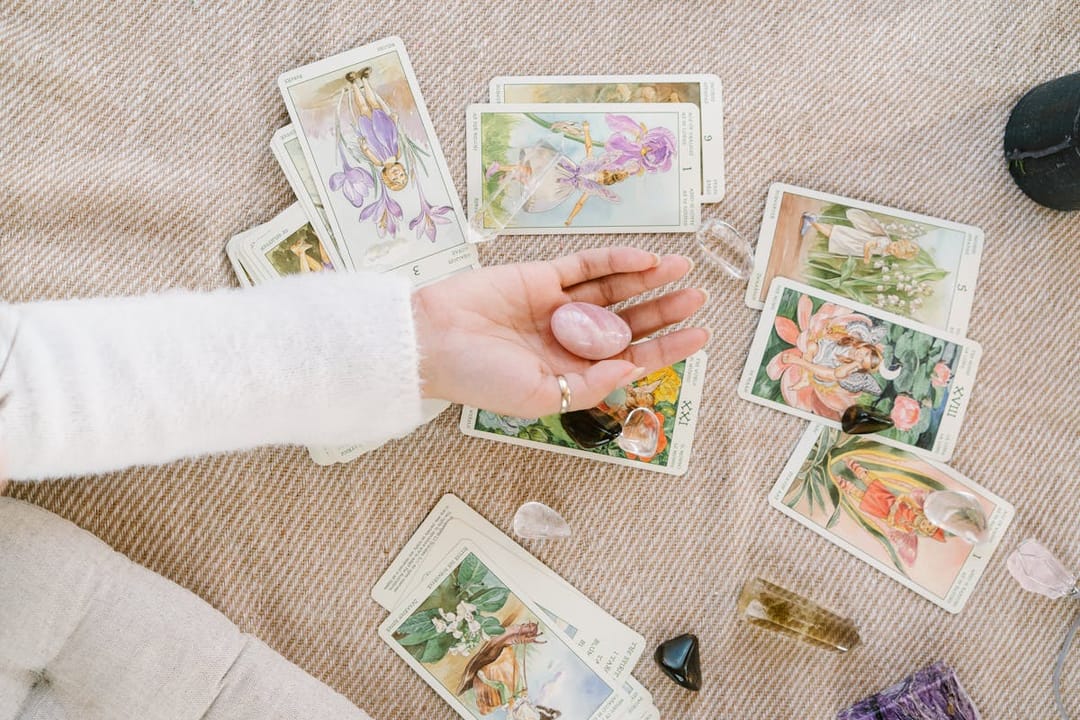 Odkrijte, kako začeti svoje potovanje s tarotom in oblikovati prava vprašanja za jasne vpoglede. Naj tarot postane vaš zaveznik pri odkrivanju odgovorov in notranje moči.