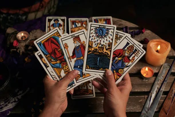 Priprava na prvo tarot branje: odkrijte, kako se povezati s svojo intuicijo in ustvariti prostor za jasne vpoglede. Začnite svoje potovanje k razumevanju še danes!